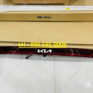 đèn hậu giữa cốp kia carnival 2022