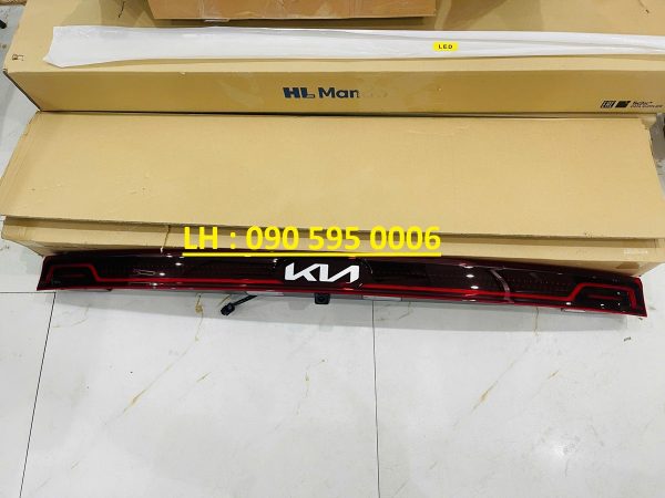 den-hau-giua-cop-carnival-2022 đèn hậu giữa cốp kia carnival 2022